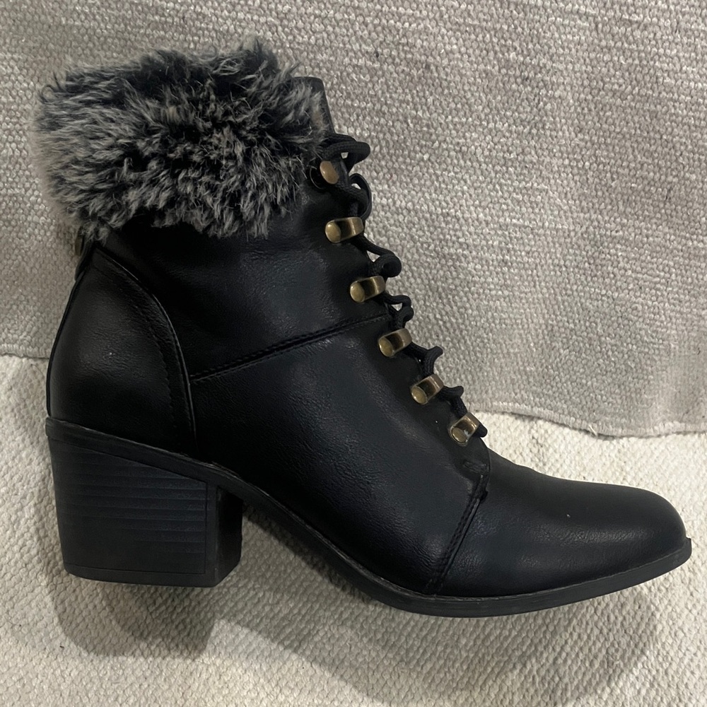 Seven7 size 10 wm’s Black Lace Up faux Fur trim Boots
